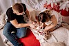 Ein neues Familienmitglied Pärchen mit Hund spielend - © CC0 - Pixabay - JUrban