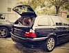Wer guckt da heraus? Zwei Hunde im Kofferraum - © CC0 - Pixabay - 947051