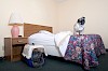 Hier schlafe ich Mops steht auf Hotelbett - © stock.adobe.com / leschnyhan / #28708503