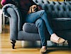 So kuschelt es sich am besten Kleiner Hund am Beim von Frauchen am Sofa - © CC0 - Pixabay - StockSnap